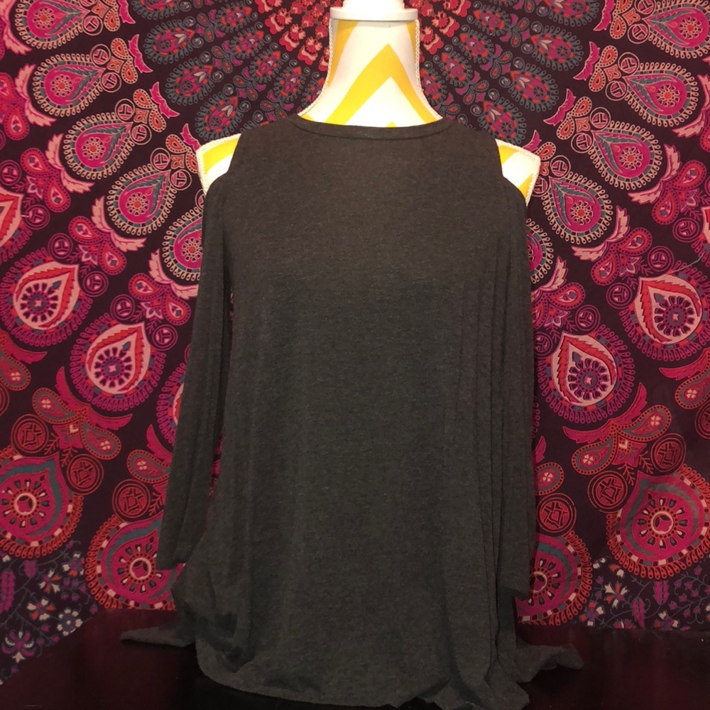 Adorable top, open shoulder!